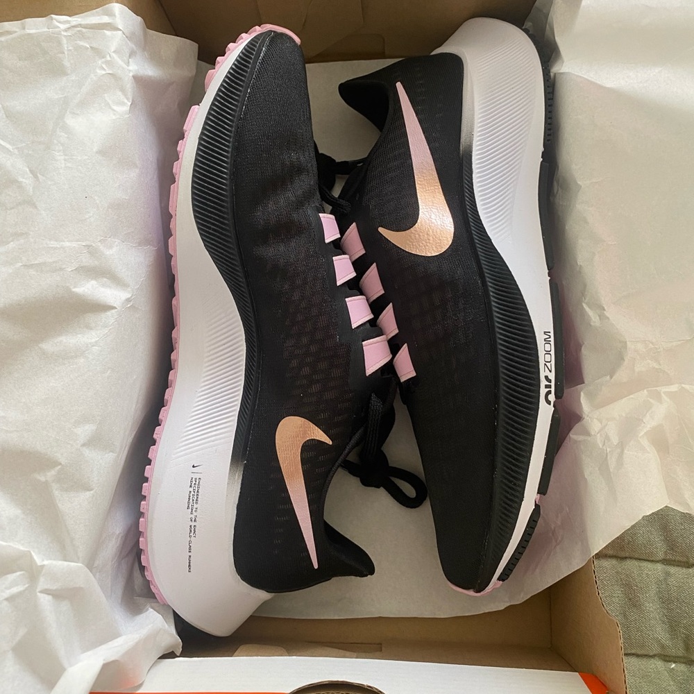 Women’s Nike Air Zoom Pegasus 37 sneakers size 8.5